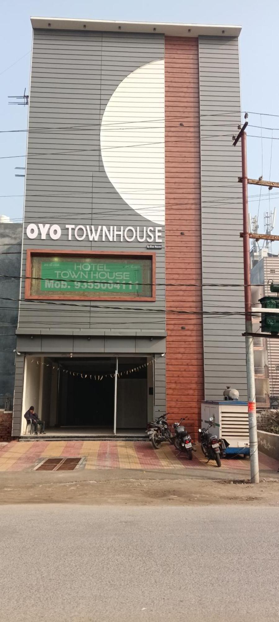 Hotel Blue Heaven Oyotownhouse Ghaziabad Exterior photo