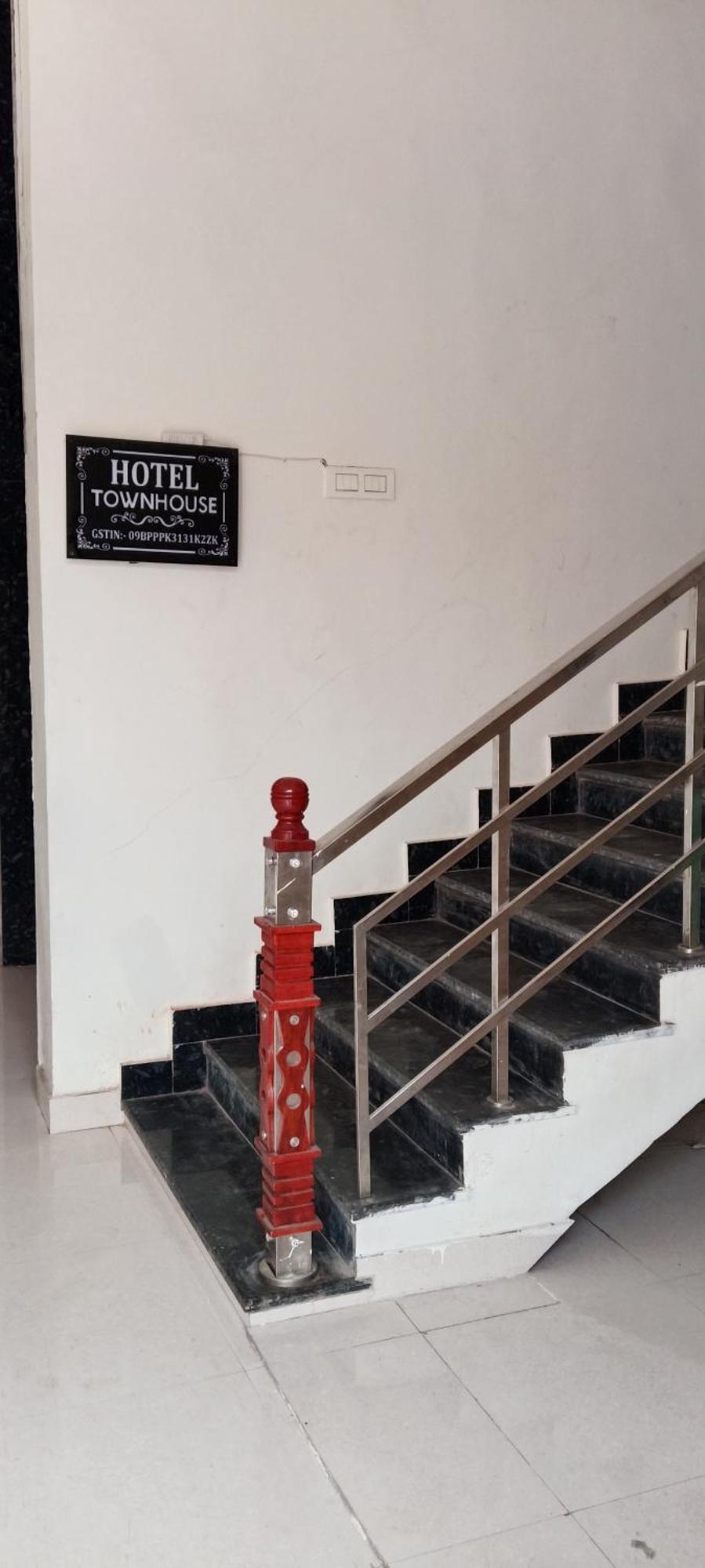 Hotel Blue Heaven Oyotownhouse Ghaziabad Exterior photo